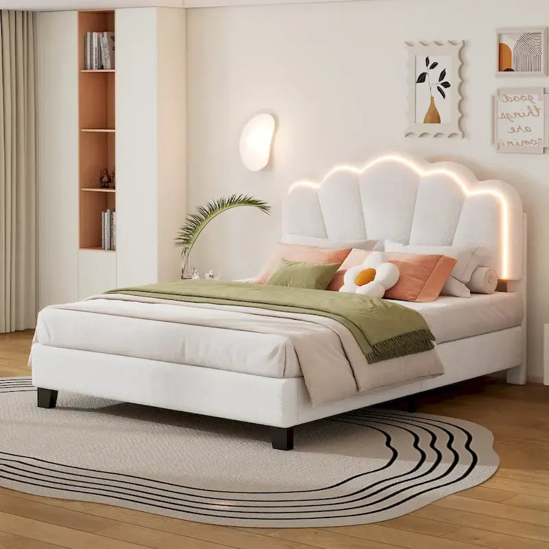 Lit double blanc tapissé de sherpa avec tête de lit florale