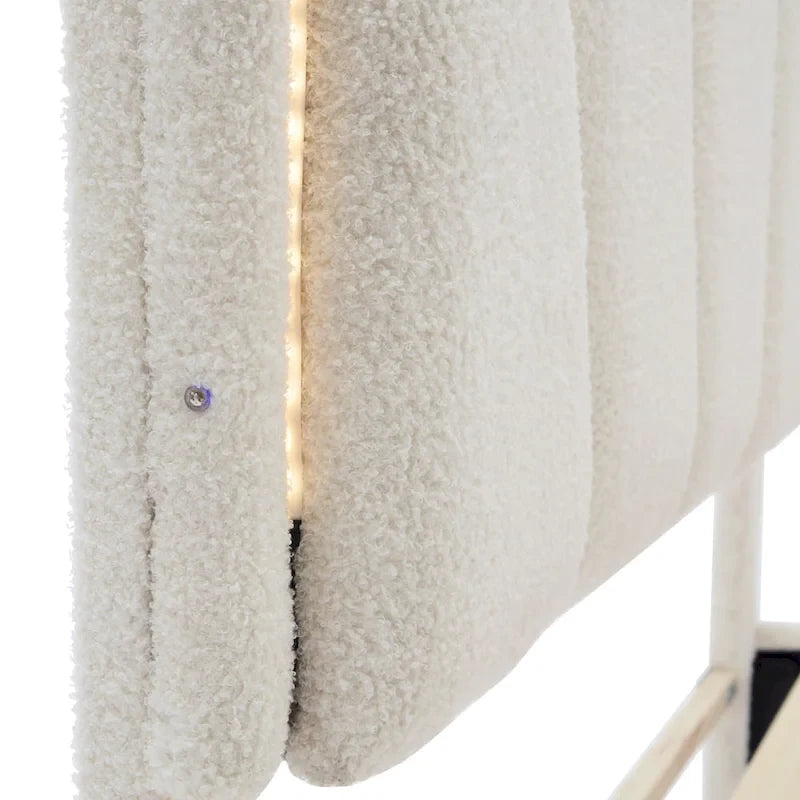 Lit double blanc tapissé de sherpa avec tête de lit florale