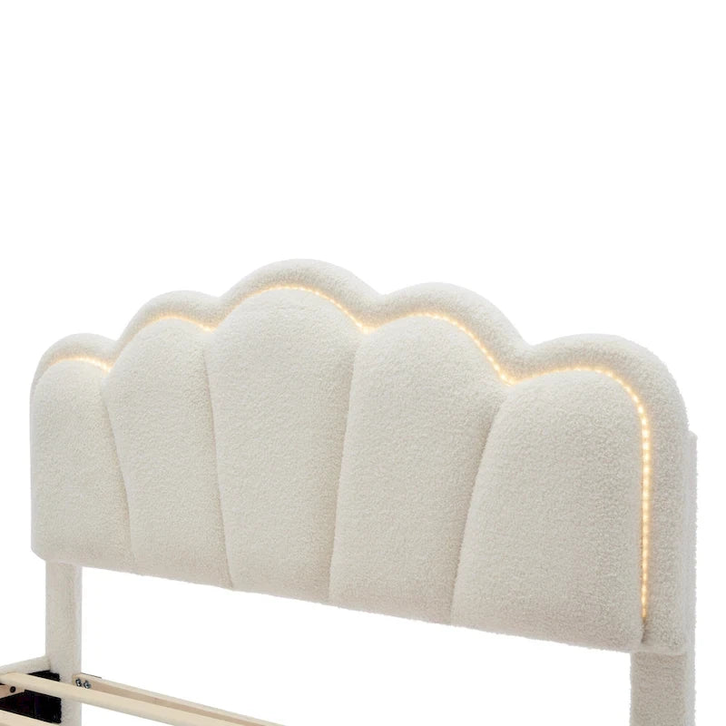 Lit double blanc tapissé de sherpa avec tête de lit florale
