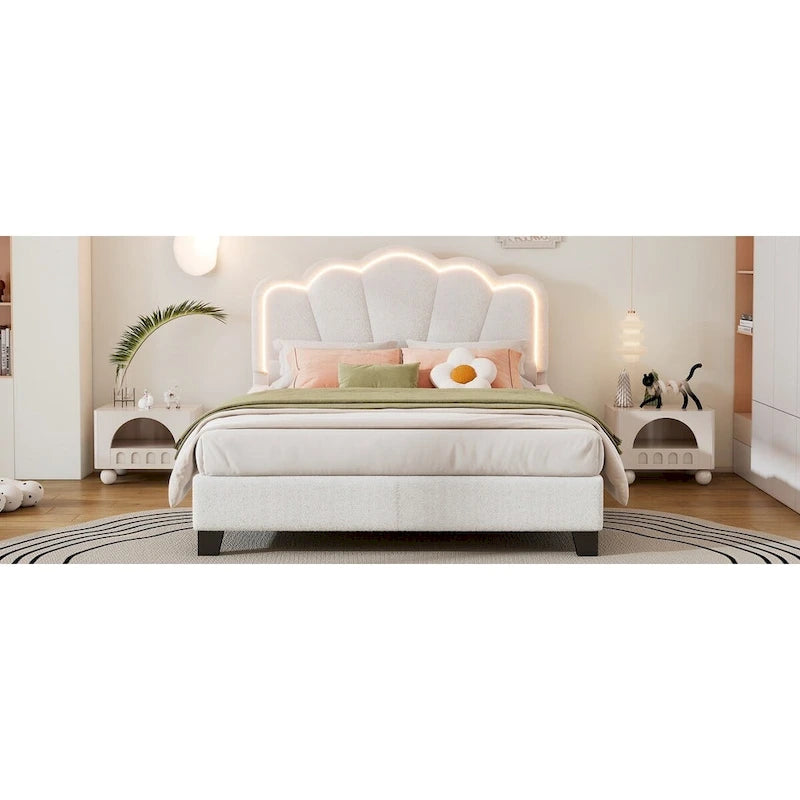 Lit double blanc tapissé de sherpa avec tête de lit florale