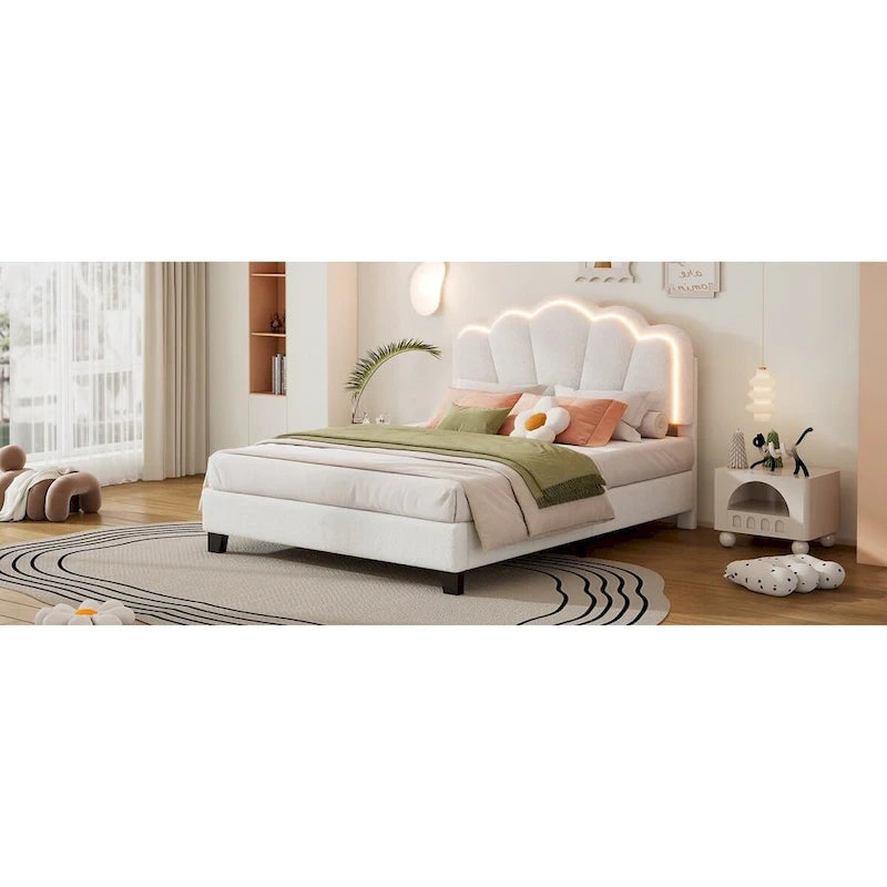 Lit double blanc tapissé de sherpa avec tête de lit florale