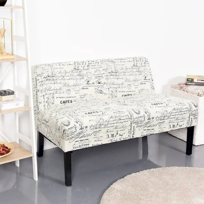 Canapé deux places en tissu écru moderne avec motif calligraphique