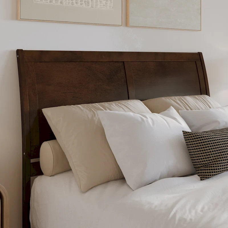 Lit plateforme bas Portland en bois massif avec pied de lit assorti
