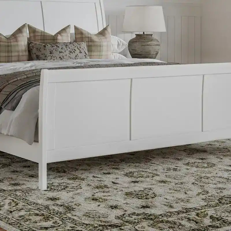 Lit plateforme bas Portland en bois massif avec pied de lit assorti